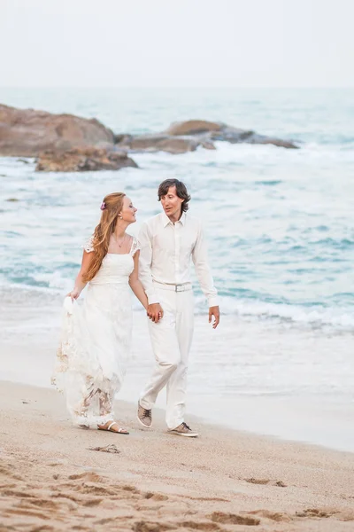 Noiva e noivo na praia tropical — Fotografia de Stock