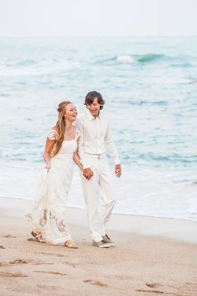 Bruid en bruidegom op het tropisch strand — Stockfoto