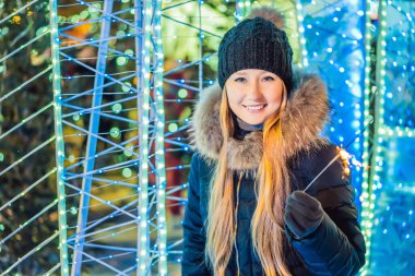 Parıltı tutan genç ve çekici bir kadının portresi. Çılgın 2020 bitti, 2021 'deyiz.