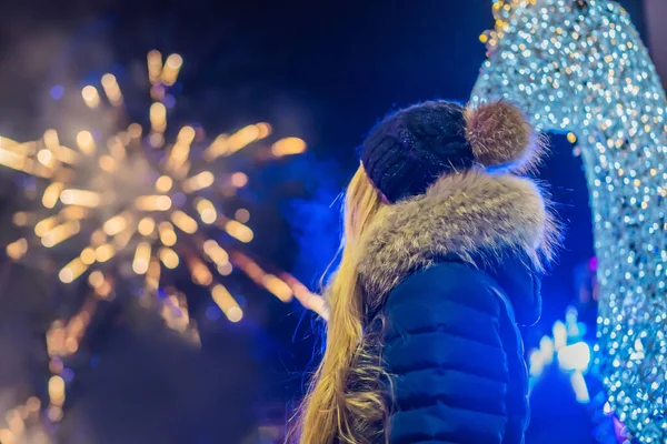 Junge Frau feiert Weihnachten und sieht Weihnachtsfeuerwerk. Verrücktes 2020 ist vorbei, sein 2021 — Stockfoto