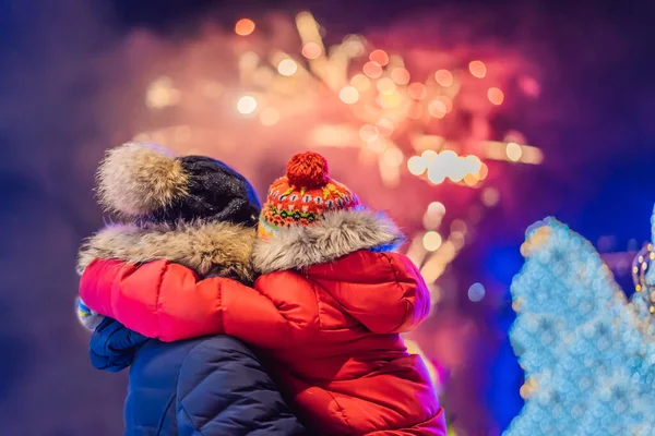 Glückliche Familie suchen Feuerwerk in den Abendhimmel. Feuerwerk Neujahr, Weihnachten. Verrücktes 2020 ist vorbei, sein 2021 — Stockfoto
