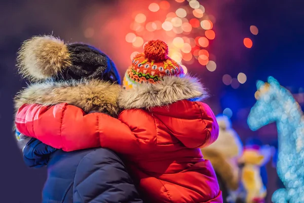 Glückliche Familie suchen Feuerwerk in den Abendhimmel. Feuerwerk Neujahr, Weihnachten. Verrücktes 2020 ist vorbei, sein 2021 — Stockfoto