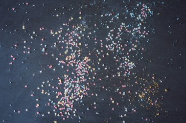 Renkli serpiştirilmiş renkli tatlı bir arka plan. Tatil ziyafeti. Kek ve dondurma sosu. Tatlı doku. Tatlı Arkaplan