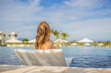 Tropikal Tatil Köyünde Havuz kenarında Dinlenen Güzel Kız