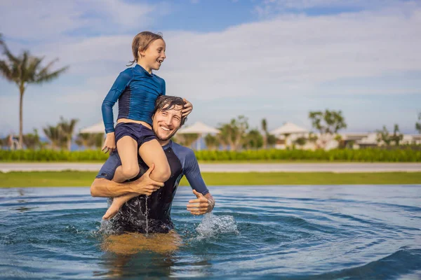 Padre e figlio si divertono in piscina — Foto Stock