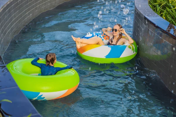 Mamma och son ha kul på vattenparken — Stockfoto