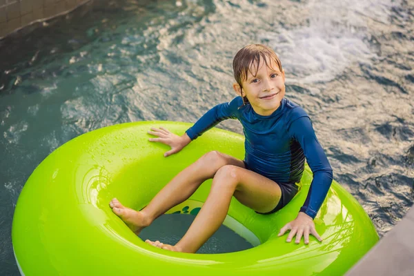 Küçük çocuk eğlence merkezinde lastik halkayla yüzüyor. — Stok fotoğraf