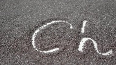 Chia 'nın Chia tohumlarıyla yazılması düz bir yüzeye yayılır.