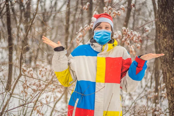 Uomo di Natale in cappello Babbo Natale indossa una maschera medica durante COVID-19 coronavirus. Vendite. Primo piano ritratto di Natale — Foto Stock