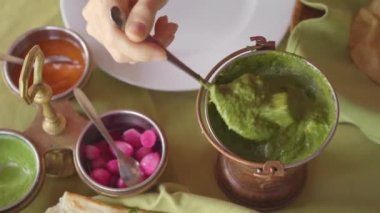 Kafkasyalı genç bir kadın restoranda Hint yemeklerine eşlik ediyor. Hint yemeği konsepti
