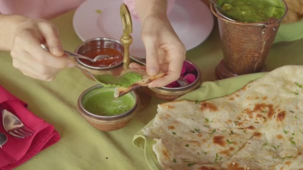 Молодая кавказская женщина наслаждается индийской едой в ресторане. Индийская кухня — стоковое видео