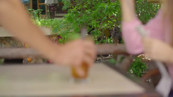 Een close-up schot. In een café gebruikt een jonge vrouw haar eigen herbruikbare metalen rietjes in plaats van een plastic drinkrietje voor eenmalig gebruik. Concept om het gebruik van enkelvoudige kunststof te verminderen — Stockvideo