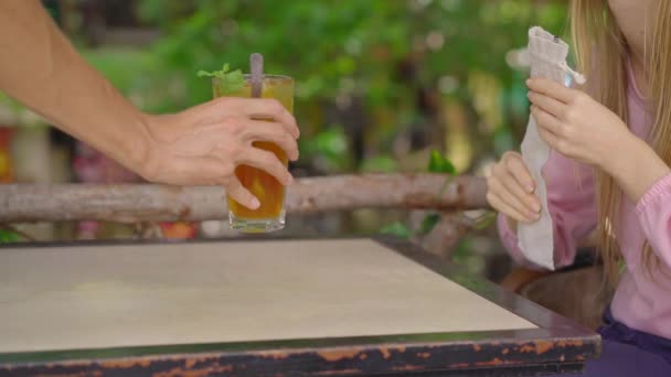 Nahaufnahme. In einem Café verwendet eine junge Frau statt eines Einweg-Trinkhalms aus Plastik ihre eigenen wiederverwendbaren Metallhalme. Konzept zur Verringerung der Verwendung von Einzelplastik — Stockvideo