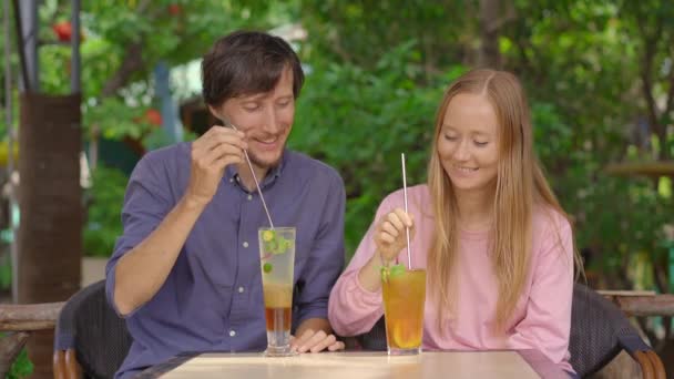 In einem Café plaudert ein junges Paar. Sie trinken ihre Getränke aus wiederverwendbaren Stahlhalmen. Konzept zur Verringerung der Verwendung von Einzelplastik — Stockvideo