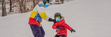 Snowboard eğitmeni bir çocuğa snowboard yapmayı öğretiyor. Kışın çocuklar için etkinlikler. Çocuklar kış sporu. HAYAT BANNER, BÖLÜM