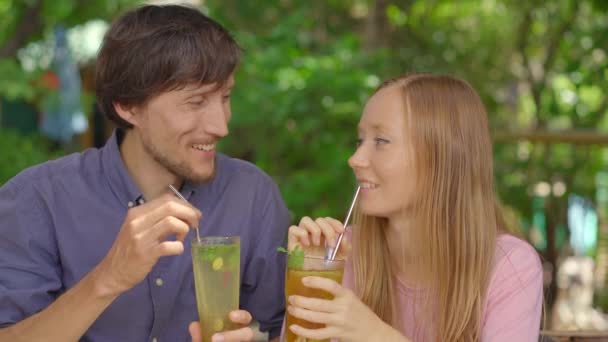 I ett kafé unga par har en pratstund. De dricker sina drinkar med hjälp av halmstrån av reusabla stål. Begreppet att minska användningen av engångsplast — Stockvideo