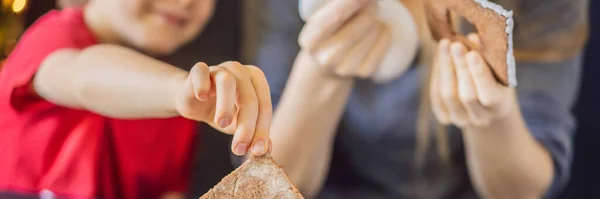 Young mother and kid making gingerbread house on Christmas eve BANNER, LONG FORMAT — Stock Photo, Image