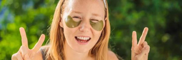 Mujer sonriente aplicando parches hidrogel para el cuidado de los ojos, hidratando la piel debajo de los ojos, disfrutando de los procedimientos de cuidado de la piel BANNER, FORMATO LARGO — Foto de Stock