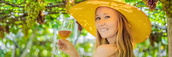 Donna con un bicchiere di vino in vigna BANNER, FORMATO LUNGO — Foto Stock