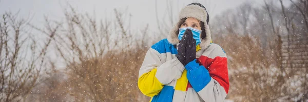 남자는 코로나 바이러스 (COVID-19 coronavirus) 때문에 눈이 내리는 겨울에 의료용 마스크를 착용하고 매우 얼어 있었다. 겨울에 겪는 문제들, 오래 전 — 스톡 사진