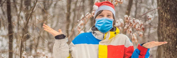 Uomo di Natale in cappello Babbo Natale indossa una maschera medica durante COVID-19 coronavirus. Vendite. Primo piano Ritratto di Natale BANNER, FORMATO LUNGO — Foto Stock