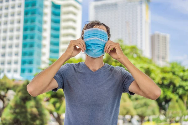 Onjuist dragen van masker concept. Man met masker verkeerd. — Stockfoto