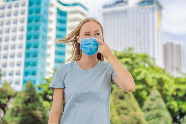 Nesprávné nošení konceptu masky. Žena se škrábe pod maskou na nose, dotýká se masky — Stock fotografie