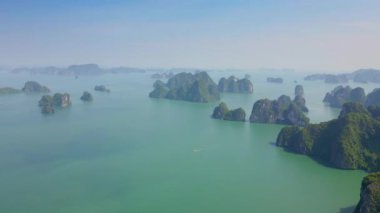 Vietnam 'daki Halong Körfezi ulusal parkının binlerce küçük ve büyük kireçtaşı adasından oluşan hava görüntüsü. Vietnam 'a seyahat