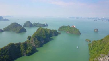 Vietnam 'daki Halong Körfezi ulusal parkının binlerce küçük ve büyük kireçtaşı adasından oluşan hava görüntüsü. Vietnam 'a seyahat