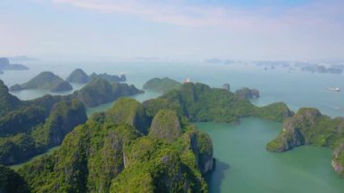 Vietnam 'daki Halong Körfezi ulusal parkının binlerce küçük ve büyük kireçtaşı adasından oluşan hava görüntüsü. Vietnam 'a seyahat