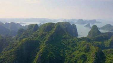 Vietnam 'daki Halong Körfezi ulusal parkının binlerce küçük ve büyük kireçtaşı adasından oluşan hava görüntüsü. Vietnam 'a seyahat