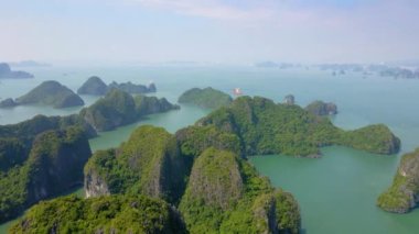Vietnam 'daki Halong Körfezi ulusal parkının binlerce küçük ve büyük kireçtaşı adasından oluşan hava görüntüsü. Vietnam 'a seyahat