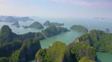 Vietnam 'daki Halong Körfezi ulusal parkının binlerce küçük ve büyük kireçtaşı adasından oluşan hava görüntüsü. Vietnam 'a seyahat