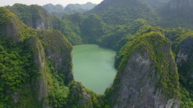 Vietnam 'daki Halong Körfezi ulusal parkının binlerce küçük ve büyük kireçtaşı adasından oluşan hava görüntüsü. Vietnam 'a seyahat