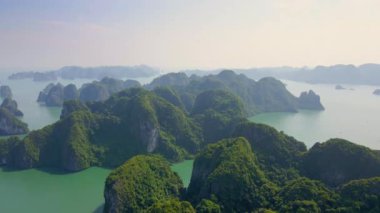 Vietnam 'daki Halong Körfezi ulusal parkının binlerce küçük ve büyük kireçtaşı adasından oluşan hava görüntüsü. Vietnam 'a seyahat