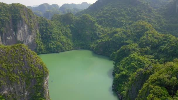 Vietnam 'daki Halong Körfezi ulusal parkının binlerce küçük ve büyük kireçtaşı adasından oluşan hava görüntüsü. Vietnam 'a seyahat — Stok video