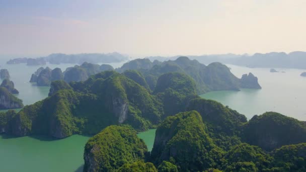 ベトナムのハロン湾国立公園の空中撮影は、何千もの大小の石灰岩の島で構成されています。ベトナムの概念への旅行 — ストック動画