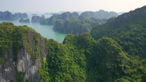 ベトナムのハロン湾国立公園の空中撮影は、何千もの大小の石灰岩の島で構成されています。ベトナムの概念への旅行 — ストック動画