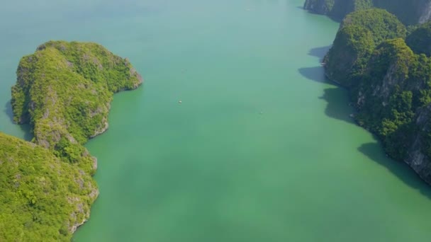 Flygfoto av en Halong Bay nationalpark i Vietnam som består av tusentals små och stora kalkstensöar. Resor till Vietnam konceptet — Stockvideo