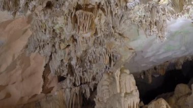 Vietnam 'daki Halong Körfezi Ulusal Parkı' ndaki en büyük mağaranın içindeki sarkıtlar binlerce küçük ve büyük kireçtaşı adasından oluşuyordu. Vietnam 'a seyahat