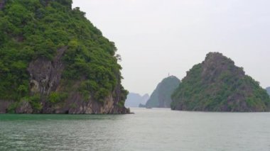 Vietnam 'daki Halong Körfezi Ulusal Parkı' ndaki kayalar binlerce küçük ve büyük kireçtaşı adasından oluşuyordu. Vietnam 'a seyahat