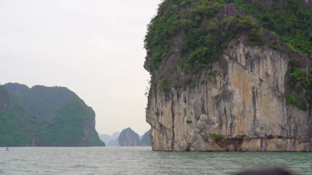 Vietnam 'daki Halong Körfezi Ulusal Parkı' ndaki kayalar binlerce küçük ve büyük kireçtaşı adasından oluşuyordu. Vietnam 'a seyahat — Stok video