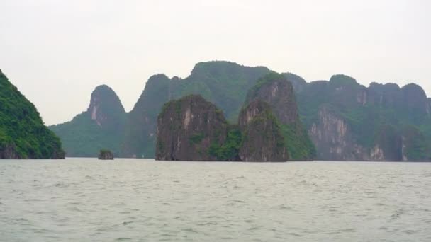 Rocks i Halong Bay nationalpark i Vietnam bestående af tusindvis af små og store kalksten øer. Rejse til Vietnam koncept – Stock-video