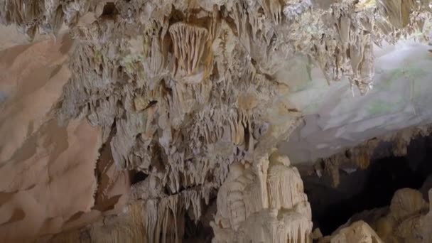 Stalattiti all'interno della più grande grotta nel parco nazionale della baia di Halong in Vietnam costituito da migliaia di piccole e grandi isole calcaree. Viaggio in Vietnam concetto — Video Stock