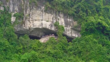 Vietnam 'daki Halong Körfezi Ulusal Parkı' nın en büyük mağarasına binlerce küçük ve büyük kireçtaşı adasından oluşan bir giriş. Vietnam 'a seyahat