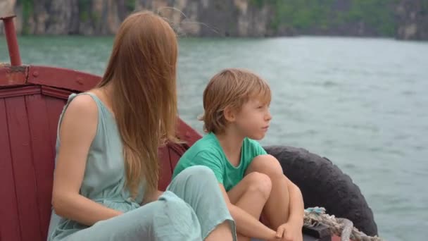 Madre e figlio turisti visitano il parco nazionale di Halong Bay in Vietnam composto da migliaia di piccole e grandi isole calcaree. Viaggio in Vietnam concetto — Video Stock