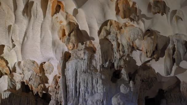 Stalattiti all'interno della più grande grotta nel parco nazionale della baia di Halong in Vietnam costituito da migliaia di piccole e grandi isole calcaree. Viaggio in Vietnam concetto — Video Stock