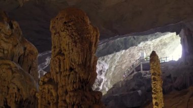 Vietnam 'daki Halong Körfezi Ulusal Parkı' ndaki en büyük mağaranın içindeki sarkıtlar binlerce küçük ve büyük kireçtaşı adasından oluşuyordu. Vietnam 'a seyahat