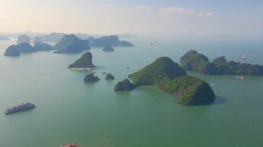 Vietnam 'daki Halong Körfezi ulusal parkının binlerce küçük ve büyük kireçtaşı adasından oluşan hava görüntüsü. Vietnam 'a seyahat