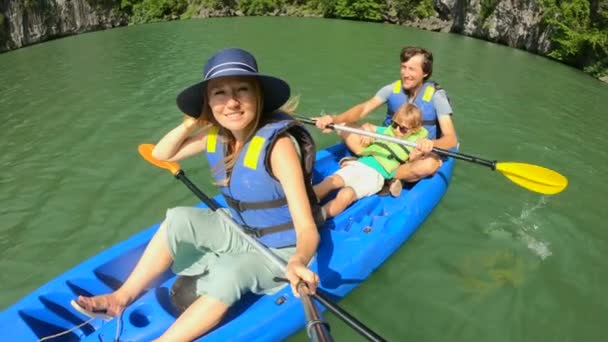 Slowmotion skott av en lycklig familj av turister kajak bland kalksten klippor i en Halong Bay nationalpark, Vietnam. Resa till Vietnam konceptet — Stockvideo